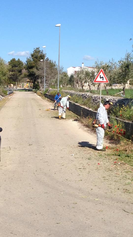 Squadra Comunale Del Verde Pubblico Al Lavoro Presso Frazione Montagna